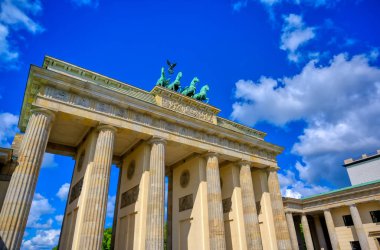 Brandenburg Kapısı, Almanya 'nın Berlin şehrinde Pariser Platz' da yer almaktadır..
