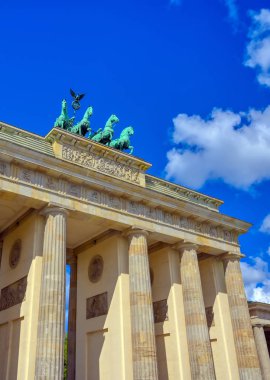 Brandenburg Kapısı, Almanya 'nın Berlin şehrinde Pariser Platz' da yer almaktadır..