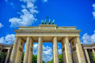 Brandenburg Kapısı, Almanya 'nın Berlin şehrinde Pariser Platz' da yer almaktadır..