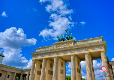 Brandenburg Kapısı, Almanya 'nın Berlin şehrinde Pariser Platz' da yer almaktadır..