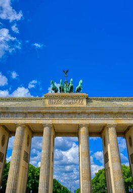 Brandenburg Kapısı, Almanya 'nın Berlin şehrinde Pariser Platz' da yer almaktadır..