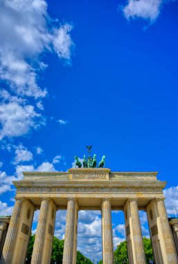 Brandenburg Kapısı, Almanya 'nın Berlin şehrinde Pariser Platz' da yer almaktadır..