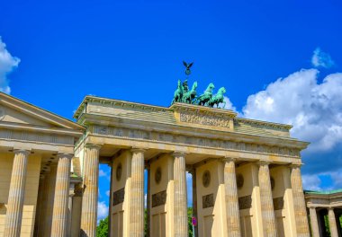 Brandenburg Kapısı, Almanya 'nın Berlin şehrinde Pariser Platz' da yer almaktadır..