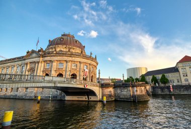Berlin, Almanya - 4 Mayıs 2019 - Berlin Mitte ilçesinde Museum Island'da bulunan Bode Müzesi, Almanya'nın en iyi.