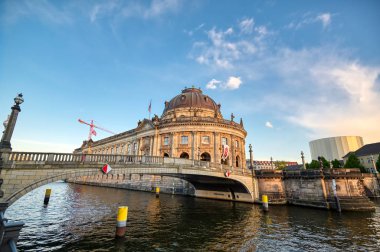 Berlin, Almanya - 4 Mayıs 2019 - Berlin Mitte ilçesinde Museum Island'da bulunan Bode Müzesi, Almanya'nın en iyi.