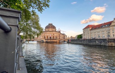 Berlin, Almanya - 4 Mayıs 2019 - Berlin Mitte ilçesinde Museum Island'da bulunan Bode Müzesi, Almanya'nın en iyi.