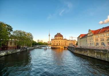 Berlin, Almanya - 4 Mayıs 2019 - Berlin Mitte ilçesinde Museum Island'da bulunan Bode Müzesi, Almanya'nın en iyi.