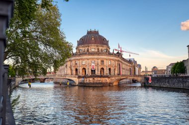 Berlin, Almanya - 4 Mayıs 2019 - Berlin Mitte ilçesinde Museum Island'da bulunan Bode Müzesi, Almanya'nın en iyi.