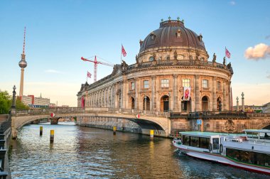 Berlin, Almanya - 4 Mayıs 2019 - Berlin Mitte ilçesinde Museum Island'da bulunan Bode Müzesi, Almanya'nın en iyi.