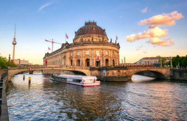 Berlin, Almanya - 4 Mayıs 2019 - Berlin Mitte ilçesinde Museum Island'da bulunan Bode Müzesi, Almanya'nın en iyi.