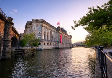 Berlin, Almanya - 4 Mayıs 2019 - Berlin Mitte ilçesinde Museum Island'da bulunan Bode Müzesi, Almanya'nın en iyi.