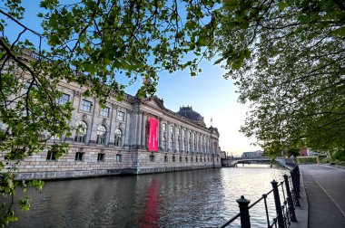 Berlin, Almanya - 4 Mayıs 2019 - Berlin Mitte ilçesinde Museum Island'da bulunan Bode Müzesi, Almanya'nın en iyi.