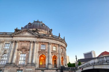 Berlin, Almanya - 4 Mayıs 2019 - Berlin Mitte ilçesinde Museum Island'da bulunan Bode Müzesi, Almanya'nın en iyi.