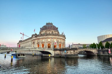 Berlin, Almanya - 4 Mayıs 2019 - Berlin Mitte ilçesinde Museum Island'da bulunan Bode Müzesi, Almanya'nın en iyi.