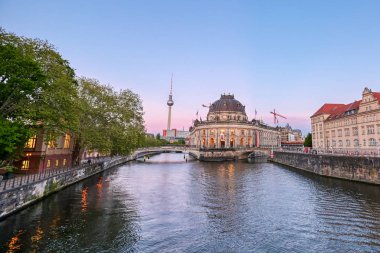 Berlin, Almanya - 4 Mayıs 2019 - Berlin Mitte ilçesinde Museum Island'da bulunan Bode Müzesi, Almanya'nın en iyi.