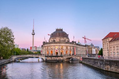 Berlin, Almanya - 4 Mayıs 2019 - Berlin Mitte ilçesinde Museum Island'da bulunan Bode Müzesi, Almanya'nın en iyi.