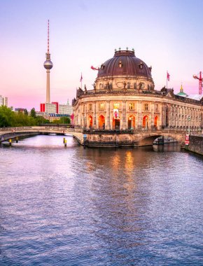 Berlin, Almanya - 4 Mayıs 2019 - Berlin Mitte ilçesinde Museum Island'da bulunan Bode Müzesi, Almanya'nın en iyi.