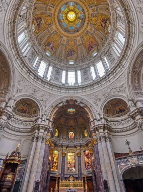 Berlin, Almanya - 4 Mayıs 2019 - Berlin'in Mitte ilçesinde Museum Island'da bulunan Berlin Katedrali'nin içi, Almanya.