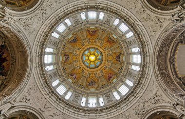 Berlin, Almanya - 4 Mayıs 2019 - Berlin'in Mitte ilçesinde Museum Island'da bulunan Berlin Katedrali'nin içi, Almanya.