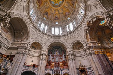 Berlin, Almanya - 4 Mayıs 2019 - Berlin'in Mitte ilçesinde Museum Island'da bulunan Berlin Katedrali'nin içi, Almanya.