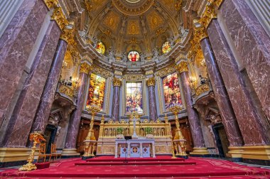 Berlin, Almanya - 4 Mayıs 2019 - Berlin'in Mitte ilçesinde Museum Island'da bulunan Berlin Katedrali'nin içi, Almanya.