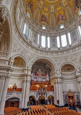 Berlin, Almanya - 4 Mayıs 2019 - Berlin'in Mitte ilçesinde Museum Island'da bulunan Berlin Katedrali'nin içi, Almanya.