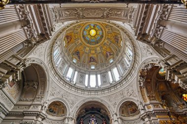 Berlin, Almanya - 4 Mayıs 2019 - Berlin'in Mitte ilçesinde Museum Island'da bulunan Berlin Katedrali'nin içi, Almanya.
