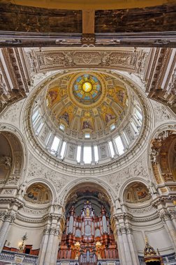 Berlin, Almanya - 4 Mayıs 2019 - Berlin'in Mitte ilçesinde Museum Island'da bulunan Berlin Katedrali'nin içi, Almanya.