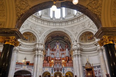 Berlin, Almanya - 4 Mayıs 2019 - Berlin'in Mitte ilçesinde Museum Island'da bulunan Berlin Katedrali'nin içi, Almanya.