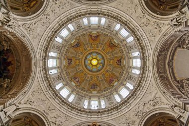 Berlin, Almanya - 4 Mayıs 2019 - Berlin'in Mitte ilçesinde Museum Island'da bulunan Berlin Katedrali'nin içi, Almanya.