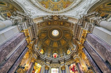 Berlin, Almanya - 4 Mayıs 2019 - Berlin'in Mitte ilçesinde Museum Island'da bulunan Berlin Katedrali'nin içi, Almanya.