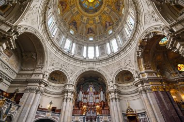 Berlin, Almanya - 4 Mayıs 2019 - Berlin'in Mitte ilçesinde Museum Island'da bulunan Berlin Katedrali'nin içi, Almanya.