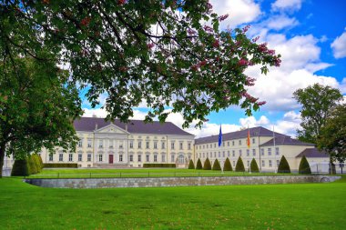 Berlin, Almanya - 5 Mayıs 2019 - Bellevue Sarayı, Berlin'in Tiergarten bölgesinde bulunan Federal Almanya Federal Cumhuriyeti Federal Başkanı'nın resmi ikametgahı.