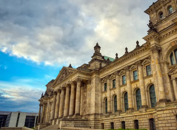 Alman parlamentosu Bundestag'a ev sahipliği yapan Reichstag binası Berlin, Almanya'da bulunmaktadır..