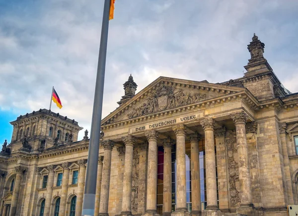 Alman parlamentosu Bundestag'a ev sahipliği yapan Reichstag binası Berlin, Almanya'da bulunmaktadır..