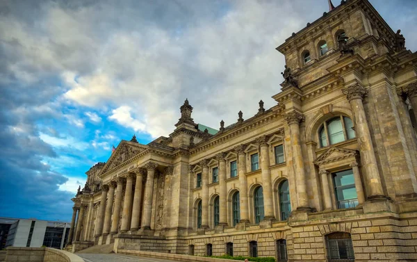 Alman parlamentosu Bundestag'a ev sahipliği yapan Reichstag binası Berlin, Almanya'da bulunmaktadır..