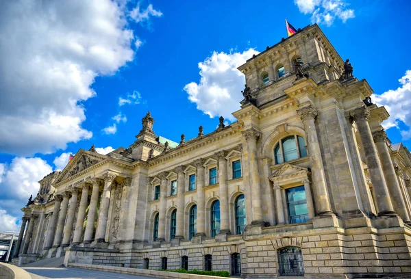 Alman parlamentosu Bundestag'a ev sahipliği yapan Reichstag binası Berlin, Almanya'da bulunmaktadır..