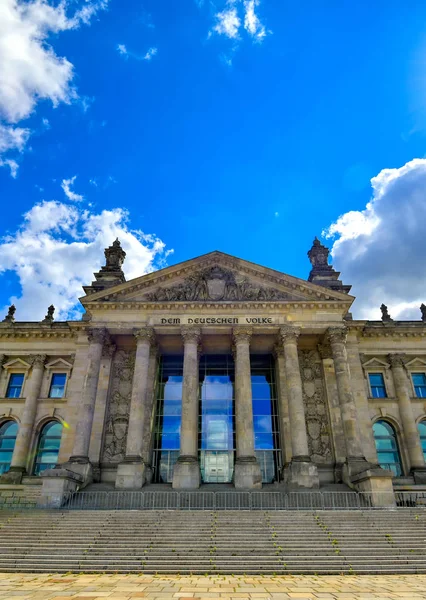 Alman parlamentosu Bundestag'a ev sahipliği yapan Reichstag binası Berlin, Almanya'da bulunmaktadır..