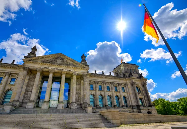 Alman parlamentosu Bundestag'a ev sahipliği yapan Reichstag binası Berlin, Almanya'da bulunmaktadır..
