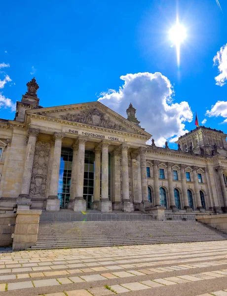 Alman parlamentosu Bundestag'a ev sahipliği yapan Reichstag binası Berlin, Almanya'da bulunmaktadır..