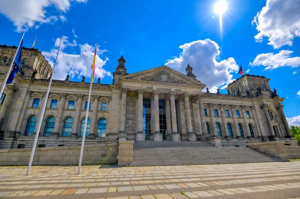 Alman parlamentosu Bundestag'a ev sahipliği yapan Reichstag binası Berlin, Almanya'da bulunmaktadır..