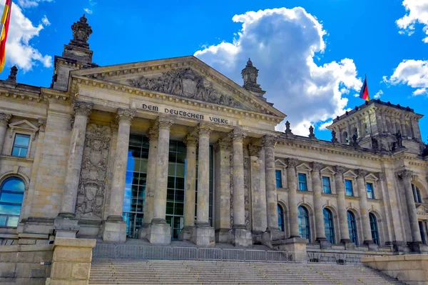 Alman parlamentosu Bundestag'a ev sahipliği yapan Reichstag binası Berlin, Almanya'da bulunmaktadır..