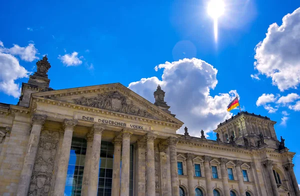 Alman parlamentosu Bundestag'a ev sahipliği yapan Reichstag binası Berlin, Almanya'da bulunmaktadır..