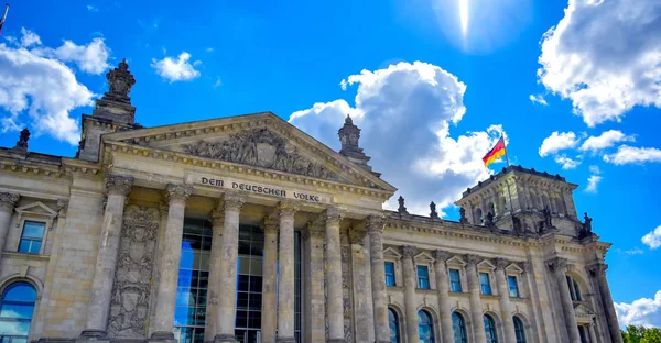 Alman parlamentosu Bundestag'a ev sahipliği yapan Reichstag binası Berlin, Almanya'da bulunmaktadır..