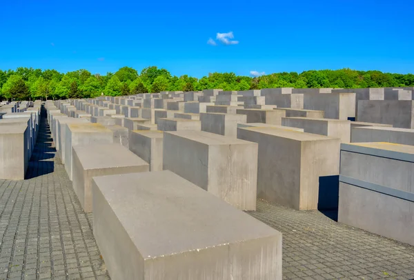 Berlin, Almanya - 5 Mayıs 2019 - Holokost Anıtı olarak da bilinen Avrupa'da Öldürülen Yahudiler anıtı, Berlin'de, Almanya'nın Başkenti Berlin'de bulunan Holokost yahudi kurbanları için bir anıttır..