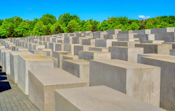 Berlin, Almanya - 5 Mayıs 2019 - Holokost Anıtı olarak da bilinen Avrupa'da Öldürülen Yahudiler anıtı, Berlin'de, Almanya'nın Başkenti Berlin'de bulunan Holokost yahudi kurbanları için bir anıttır..