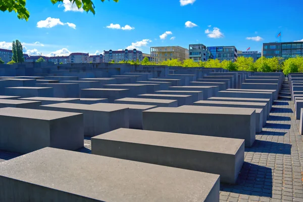 Berlin, Almanya - 5 Mayıs 2019 - Holokost Anıtı olarak da bilinen Avrupa'da Öldürülen Yahudiler anıtı, Berlin'de, Almanya'nın Başkenti Berlin'de bulunan Holokost yahudi kurbanları için bir anıttır..