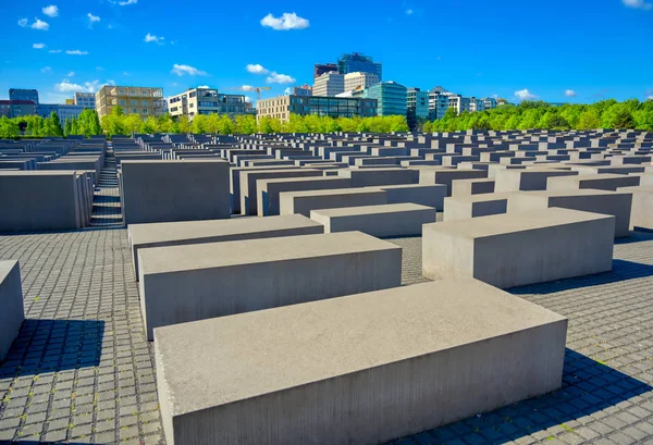 Berlin, Almanya - 5 Mayıs 2019 - Holokost Anıtı olarak da bilinen Avrupa'da Öldürülen Yahudiler anıtı, Berlin'de, Almanya'nın Başkenti Berlin'de bulunan Holokost yahudi kurbanları için bir anıttır..