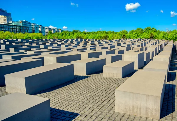 Berlin, Almanya - 5 Mayıs 2019 - Holokost Anıtı olarak da bilinen Avrupa'da Öldürülen Yahudiler anıtı, Berlin'de, Almanya'nın Başkenti Berlin'de bulunan Holokost yahudi kurbanları için bir anıttır..