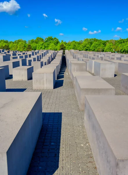 Berlin, Almanya - 5 Mayıs 2019 - Holokost Anıtı olarak da bilinen Avrupa'da Öldürülen Yahudiler anıtı, Berlin'de, Almanya'nın Başkenti Berlin'de bulunan Holokost yahudi kurbanları için bir anıttır..